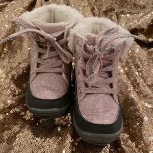 Oshkosh B’gosh boots size 7 (Toddler)